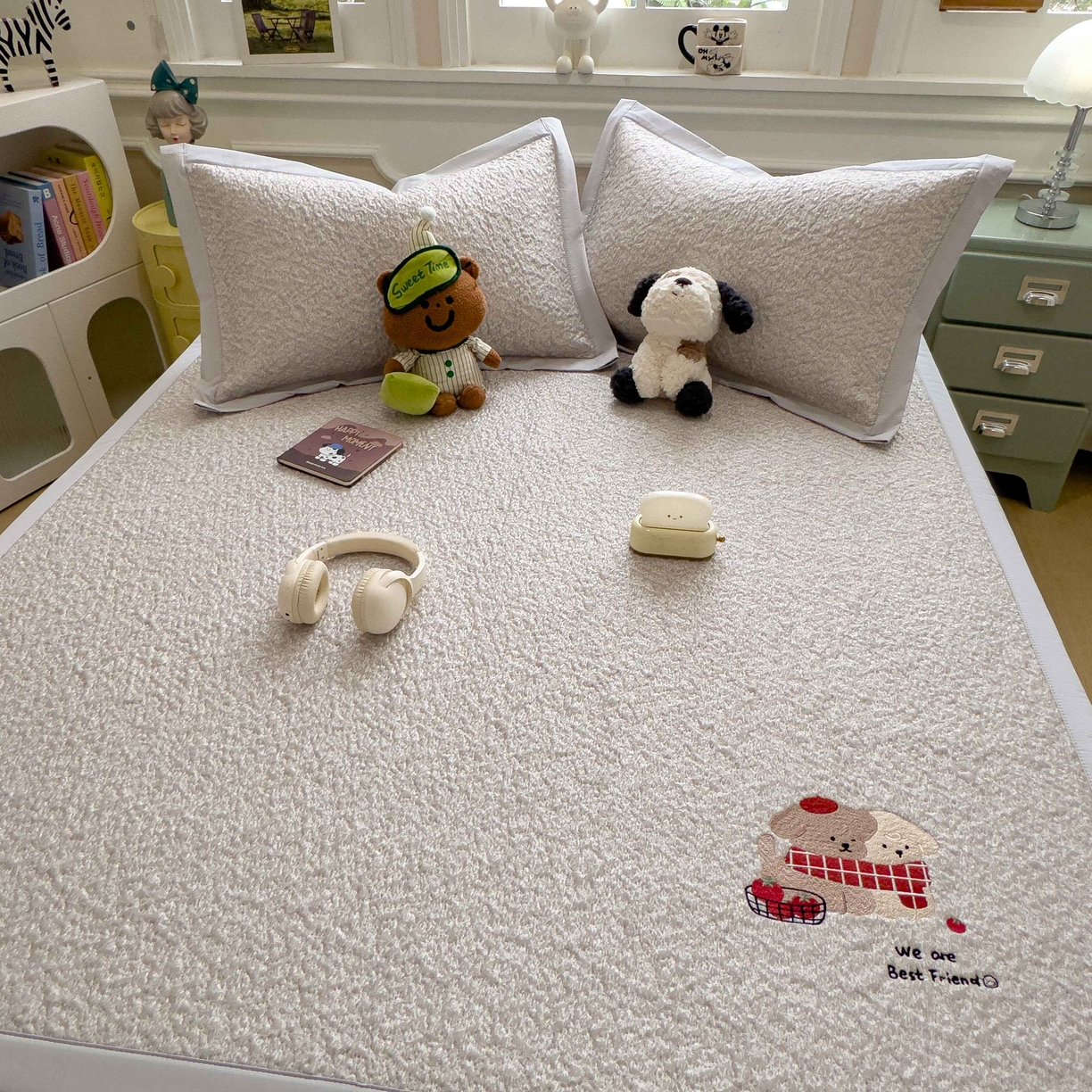 91家纺网 家纺一手货源 找家纺 几禾 2026春夏新款双泡刺绣款凉席席子空调软席 围巾小狗 床席款