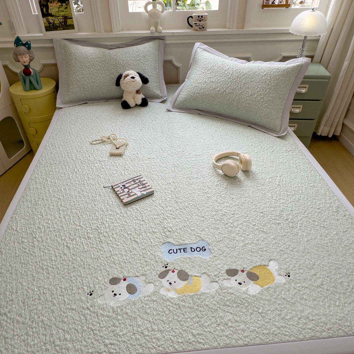 91家纺网 家纺一手货源 找家纺 几禾 2026春夏新款双泡刺绣款凉席席子空调软席 三只小狗 床席款