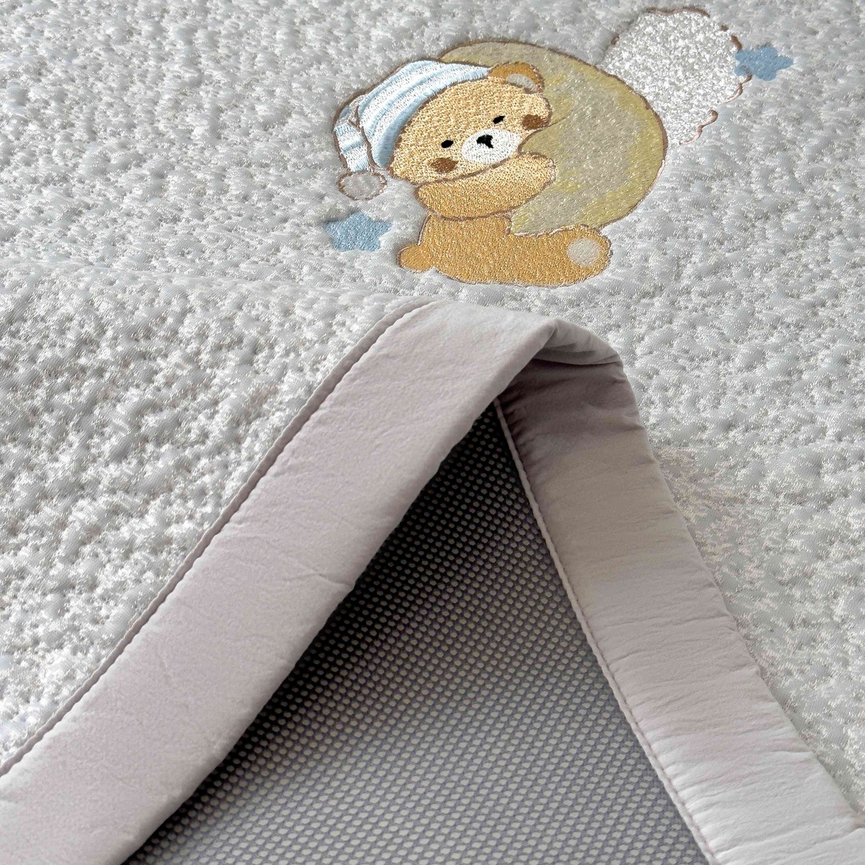 91家纺网 家纺一手货源 找家纺 几禾 2026春夏新款双泡刺绣款凉席席子空调软席 睡梦狗狗 床席款