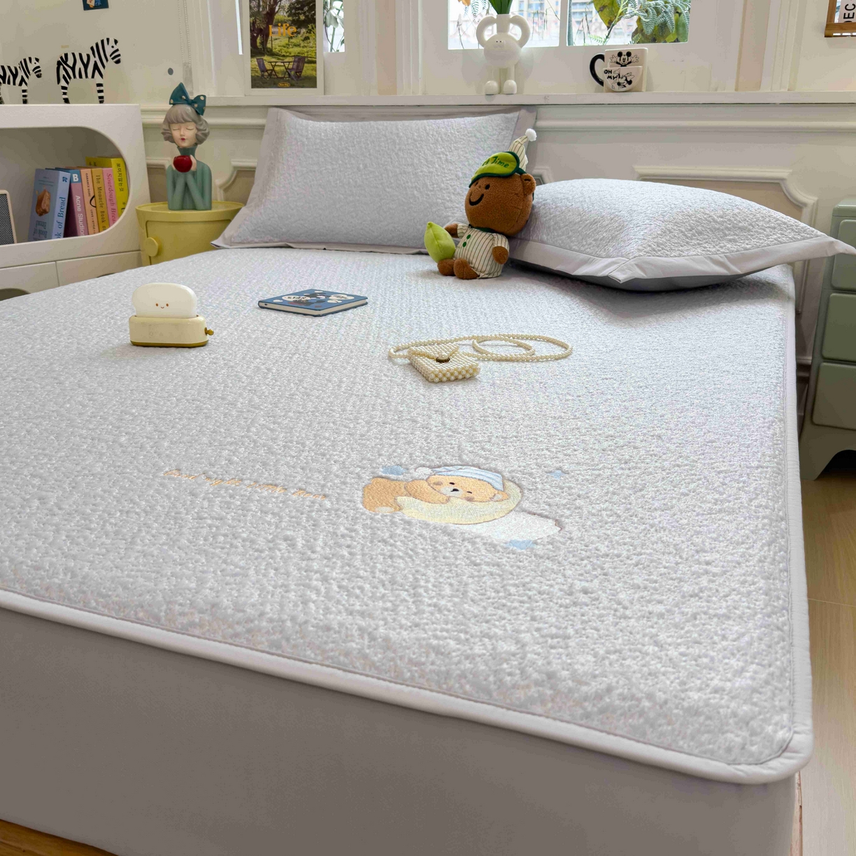 91家纺网 家纺一手货源 找家纺 几禾 2026春夏新款双泡刺绣款凉席席子空调软席 睡梦狗狗 床笠款