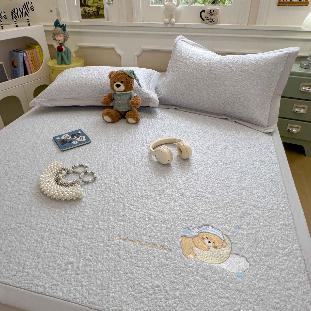 91家纺网 家纺一手货源 找家纺 几禾 2026春夏新款双泡刺绣款凉席席子空调软席 睡梦狗狗 床席款