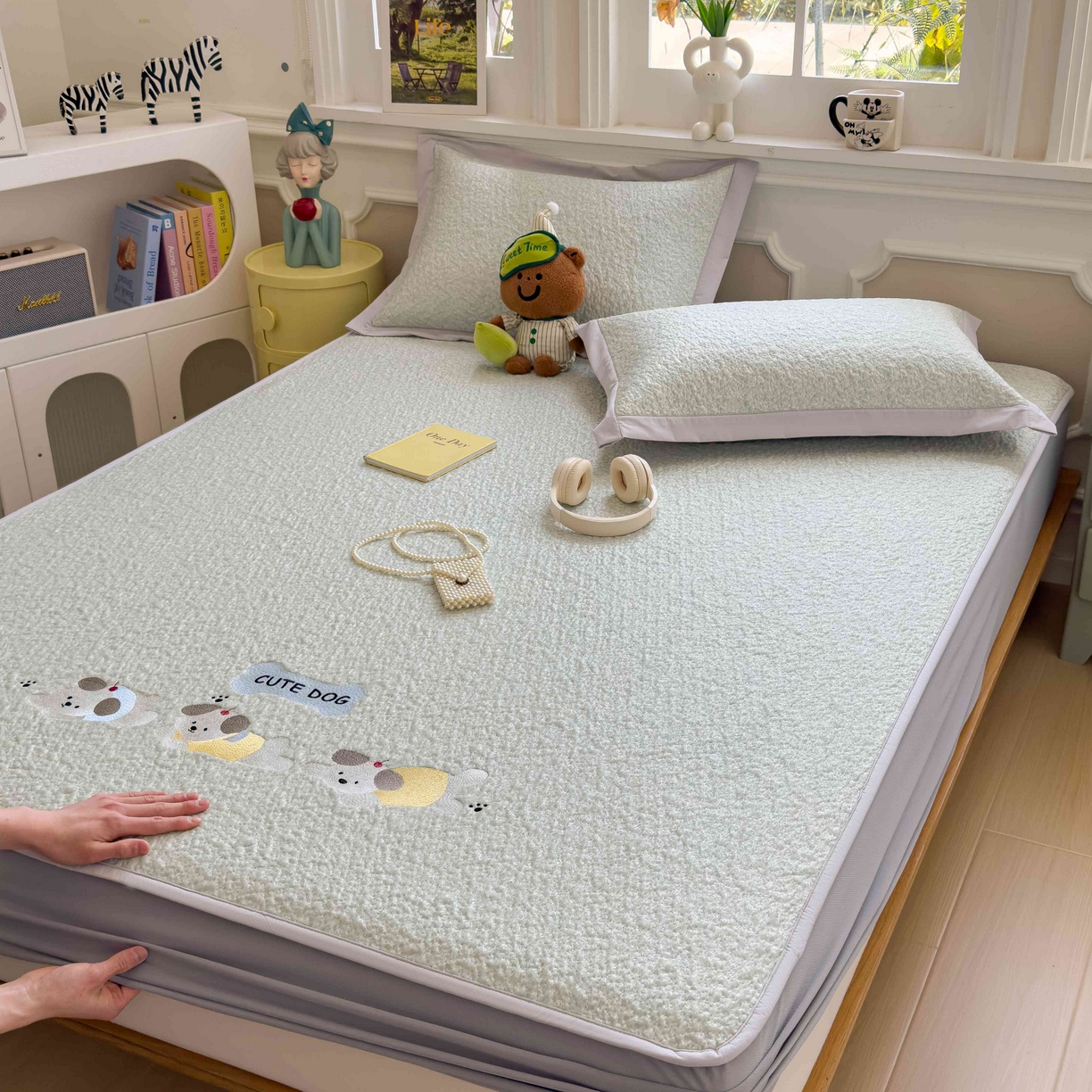 91家纺网 家纺一手货源 找家纺 几禾 2026春夏新款双泡刺绣款凉席席子空调软席 三只小狗 床笠款