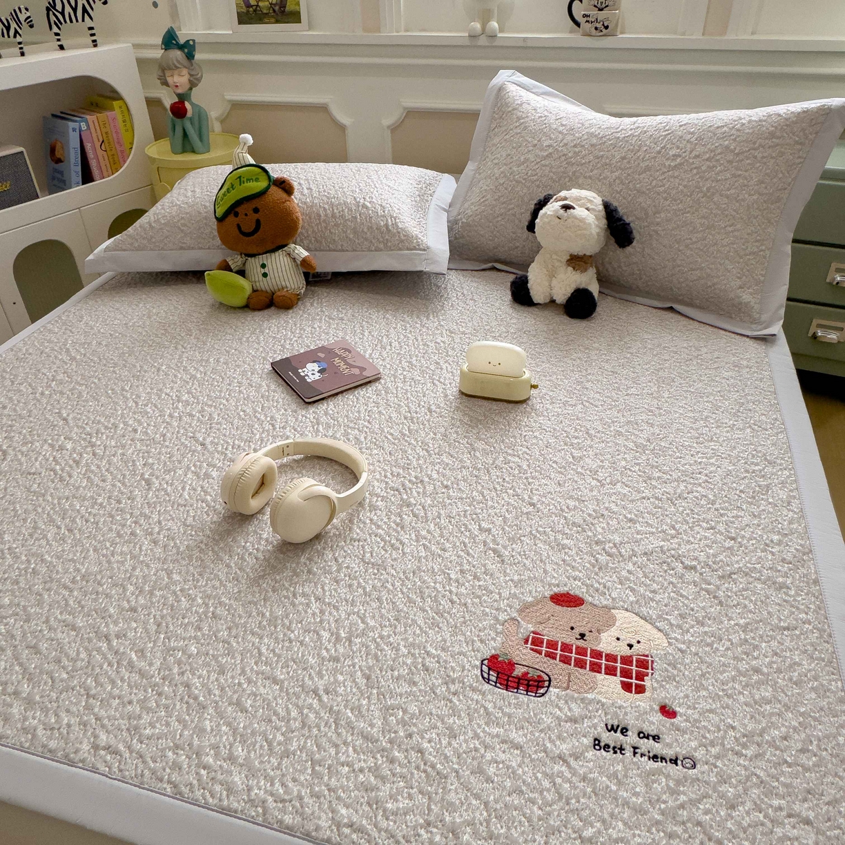 91家纺网 家纺一手货源 找家纺 几禾 2026春夏新款双泡刺绣款凉席席子空调软席 围巾小狗 床席款