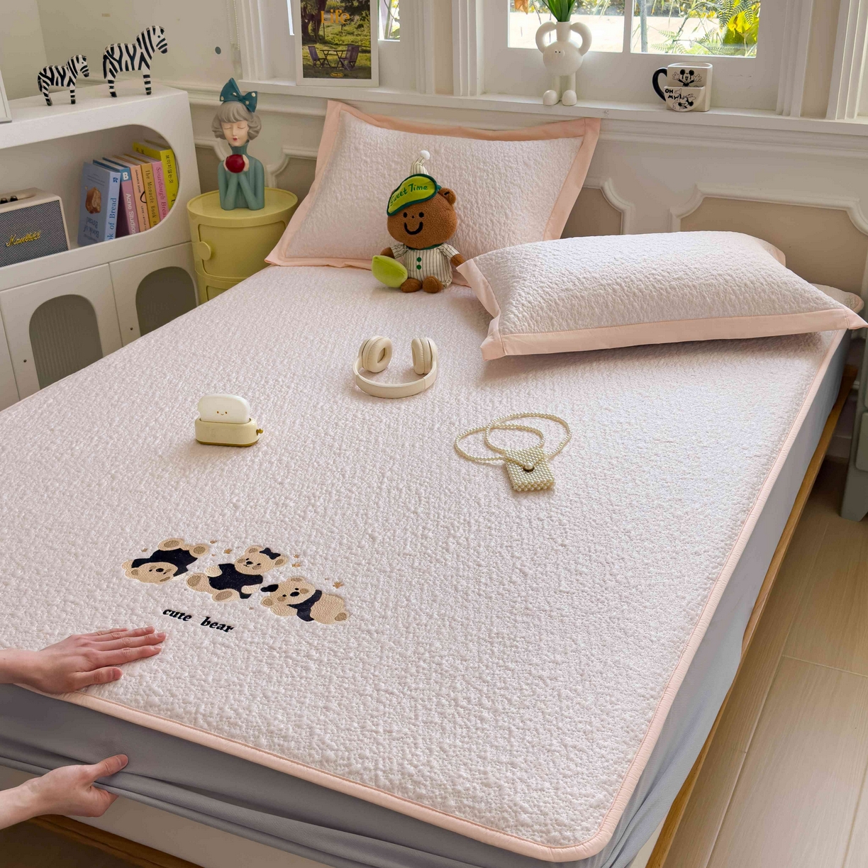 91家纺网 家纺一手货源 找家纺 几禾 2026春夏新款双泡刺绣款凉席席子空调软席 小熊派对 床笠款