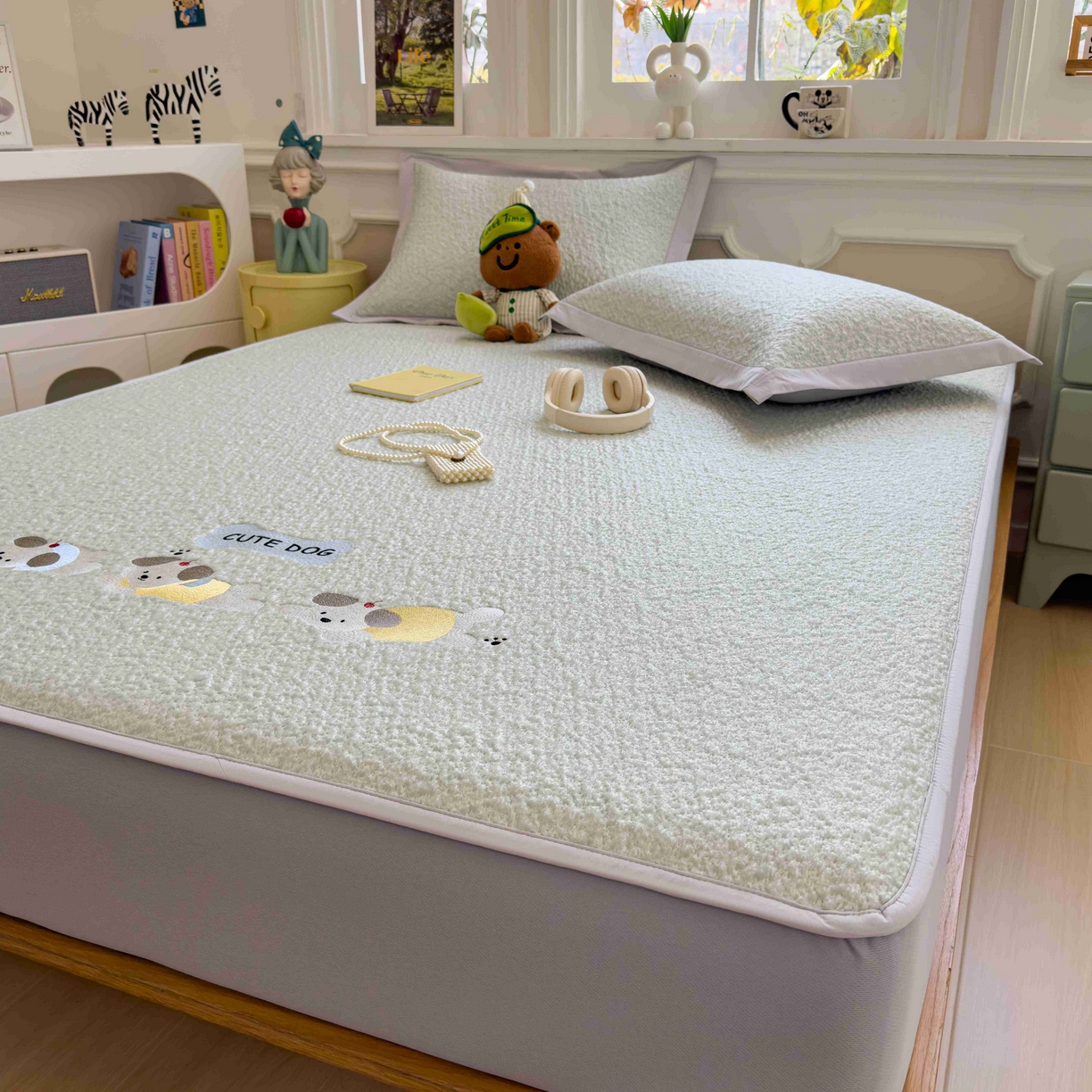 91家纺网 家纺一手货源 找家纺 几禾 2026春夏新款双泡刺绣款凉席席子空调软席 三只小狗 床笠款