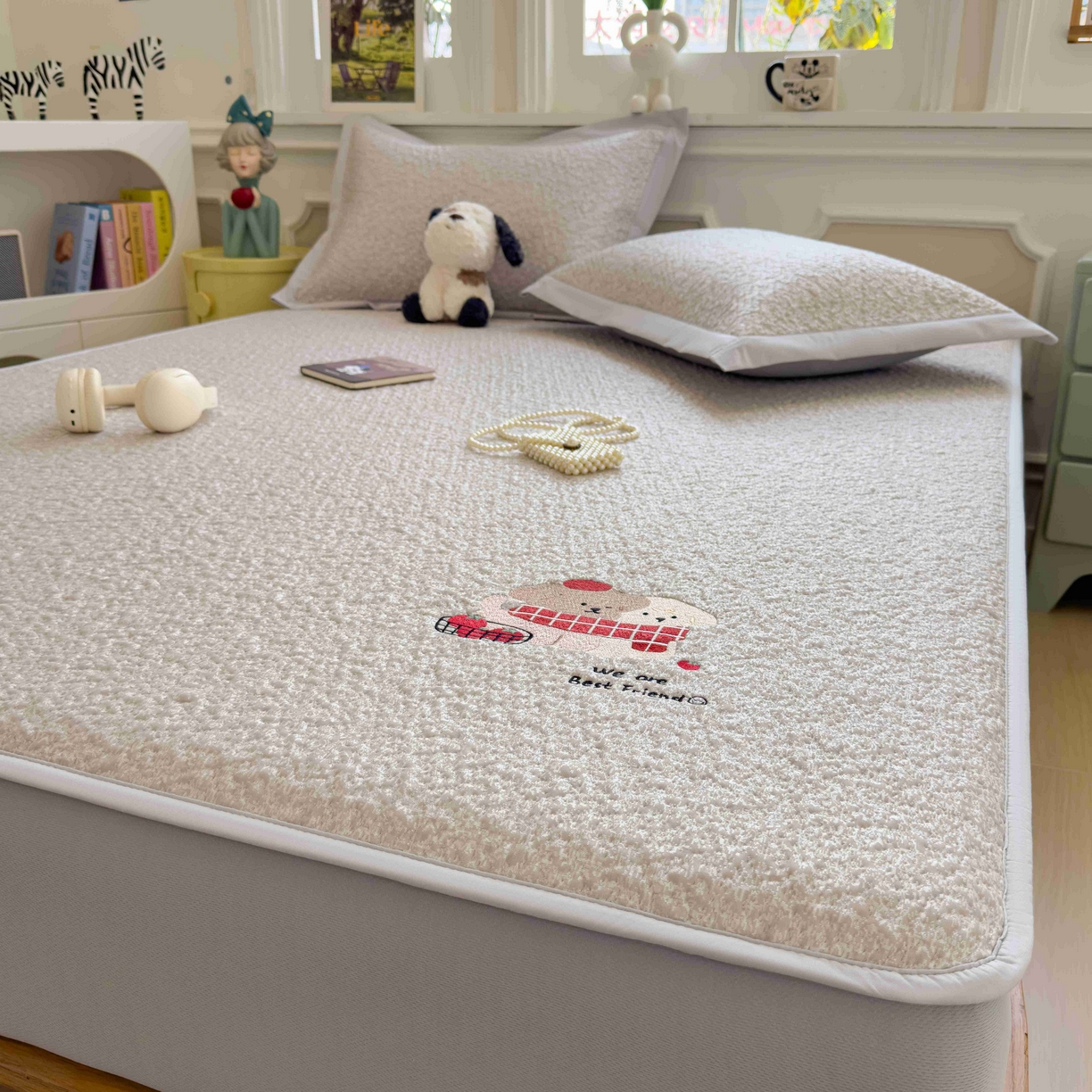 91家纺网 家纺一手货源 找家纺 几禾 2026春夏新款双泡刺绣款凉席席子空调软席 围巾小狗 床笠款