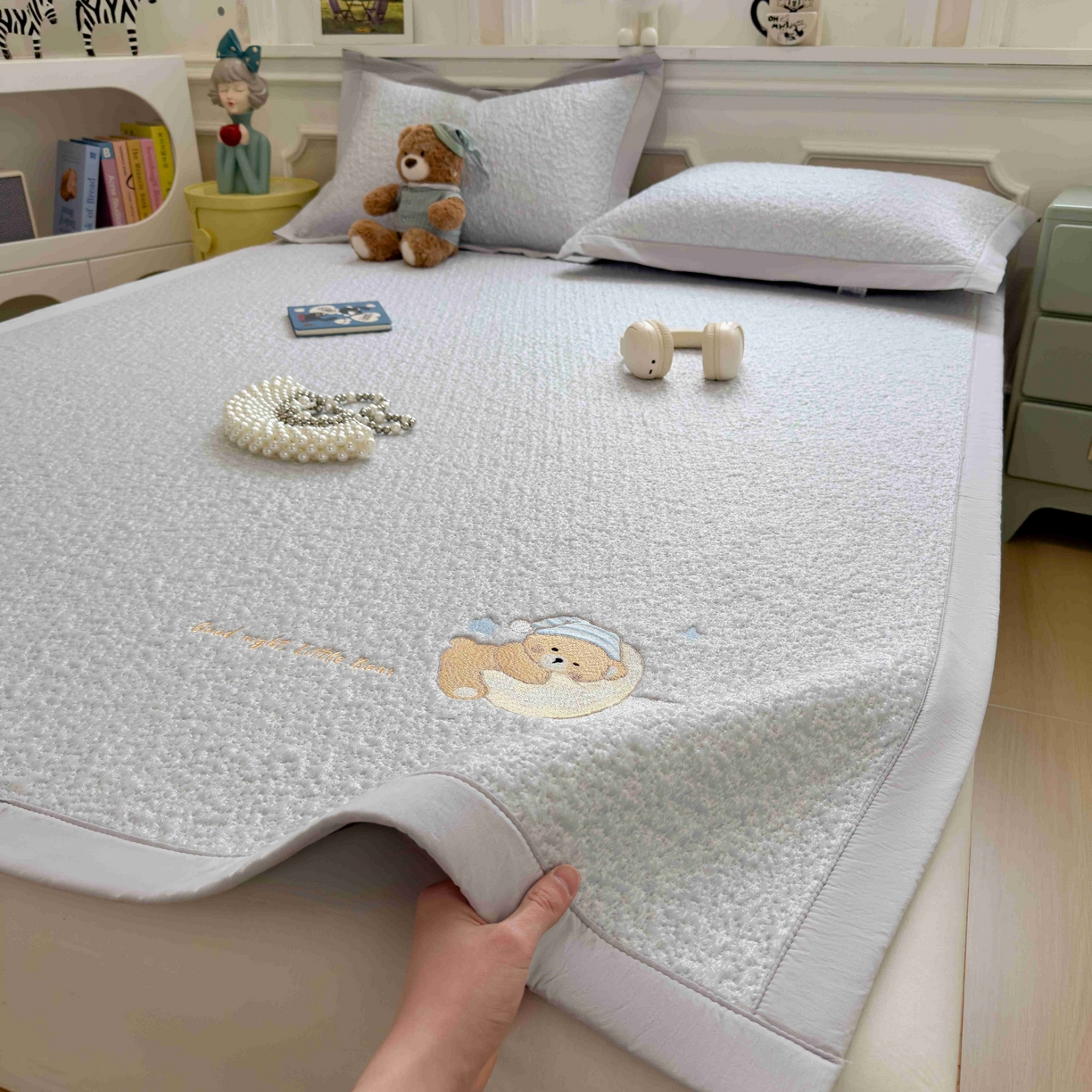 91家纺网 家纺一手货源 找家纺 几禾 2026春夏新款双泡刺绣款凉席席子空调软席 睡梦狗狗 床席款