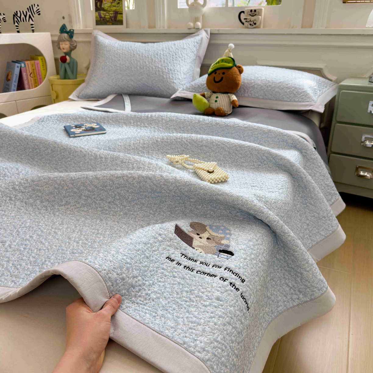 91家纺网 家纺一手货源 找家纺 几禾 2026春夏新款双泡刺绣款凉席席子空调软席 加班狗 床席款