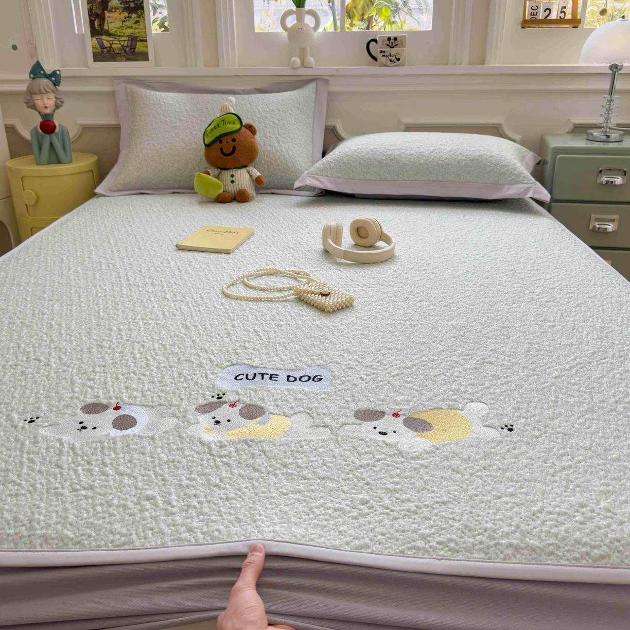 91家纺网 家纺一手货源 找家纺 几禾 2026春夏新款双泡刺绣款凉席席子空调软席 三只小狗 床笠款