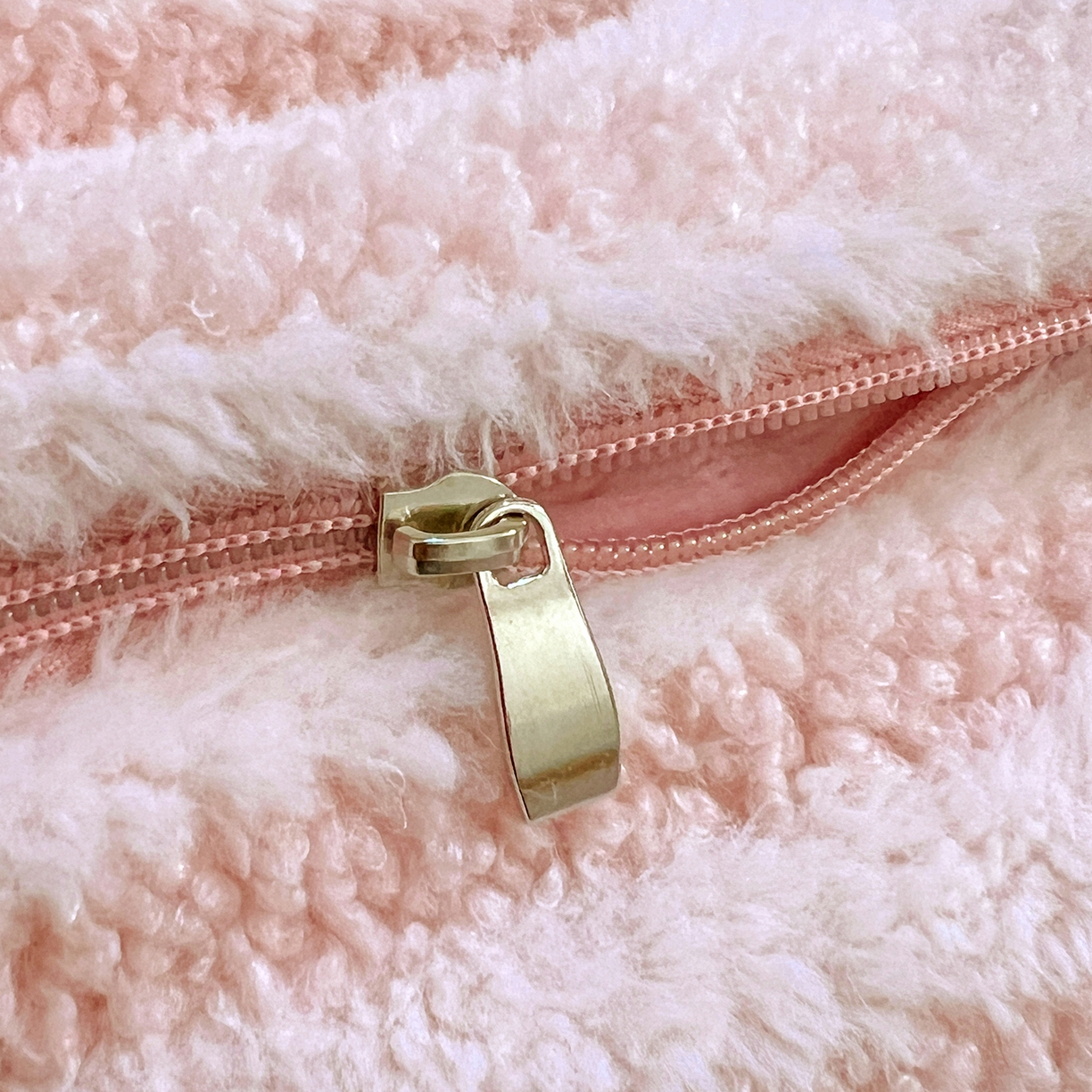 91家纺网 家纺一手货源 找家纺 古本家居 2026春夏新款多巴胺网红风星星抱枕毯 星星抱枕毯粉小宝