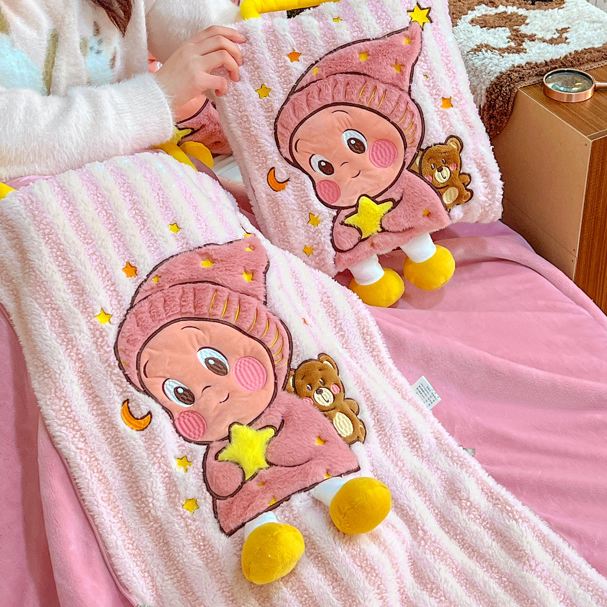 91家纺网 家纺一手货源 找家纺 古本家居 2026春夏新款多巴胺网红风星星抱枕毯 星星抱枕毯粉小宝