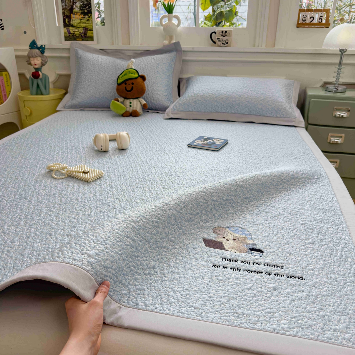 91家纺网 家纺一手货源 找家纺 几禾 2026春夏新款双泡刺绣款凉席席子空调软席 加班狗 床席款