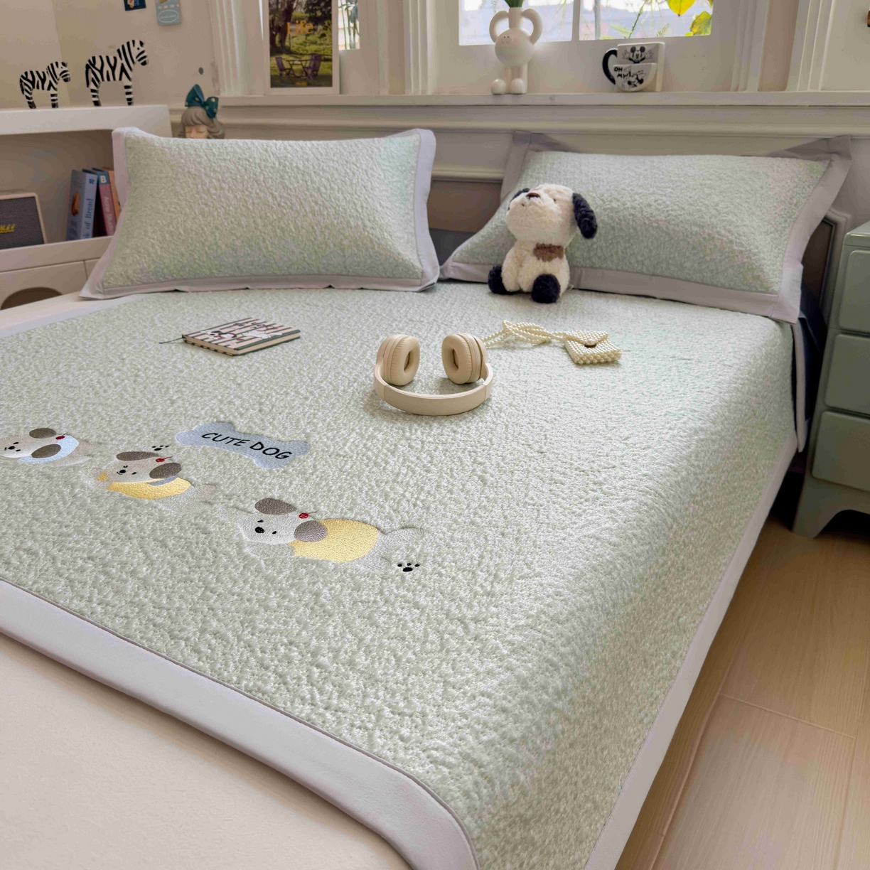 91家纺网 家纺一手货源 找家纺 几禾 2026春夏新款双泡刺绣款凉席席子空调软席 三只小狗 床席款