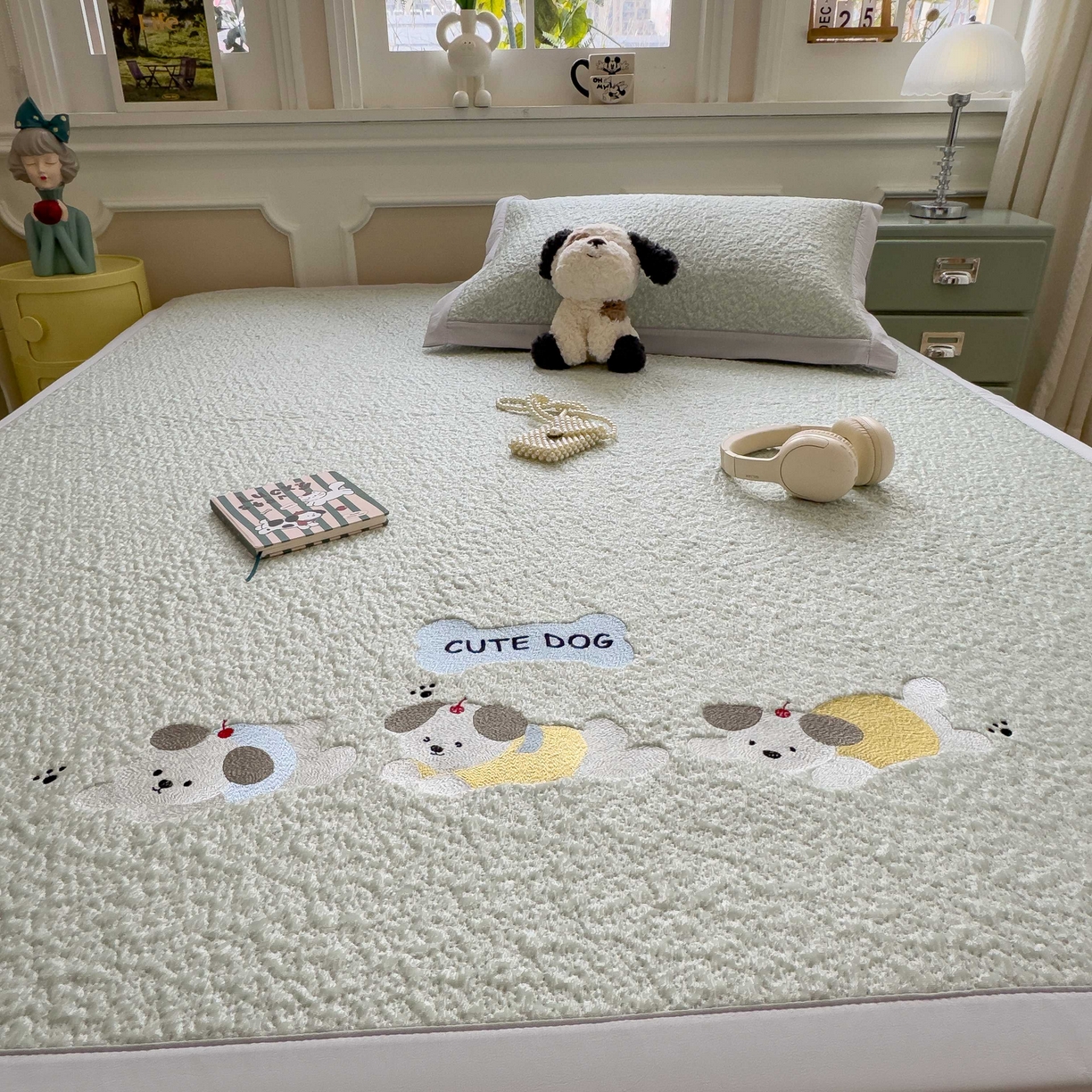 91家纺网 家纺一手货源 找家纺 几禾 2026春夏新款双泡刺绣款凉席席子空调软席 三只小狗 床席款