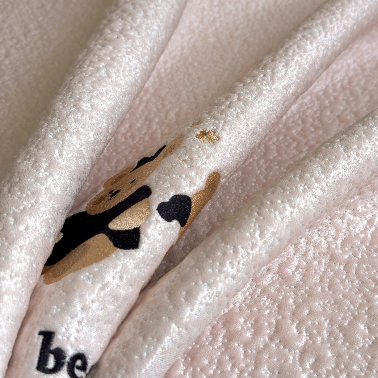 91家纺网 家纺一手货源 找家纺 几禾 2026春夏新款双泡刺绣款凉席席子空调软席 小熊派对 床席款