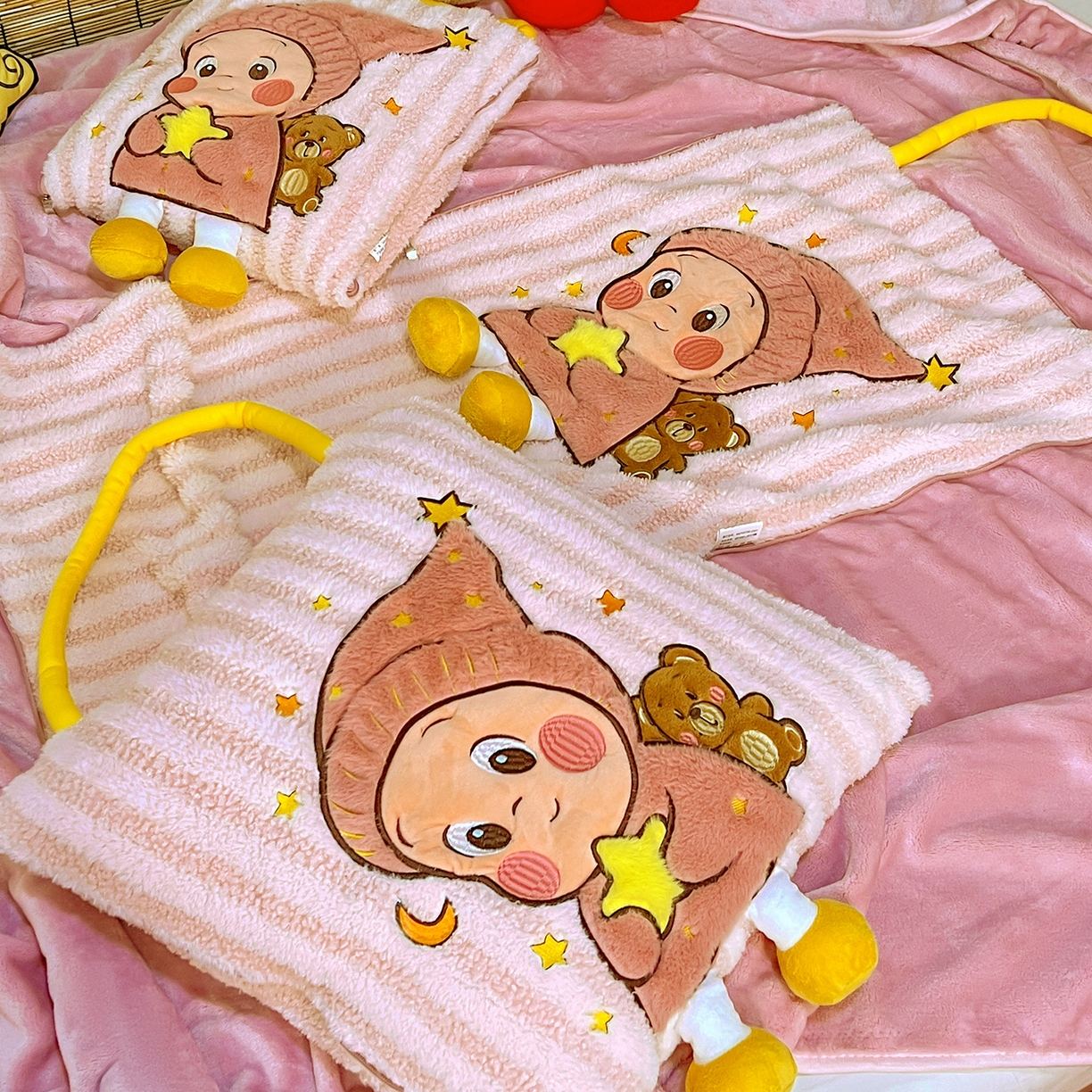 91家纺网 家纺一手货源 找家纺 古本家居 2026春夏新款多巴胺网红风星星抱枕毯 星星抱枕毯粉小宝