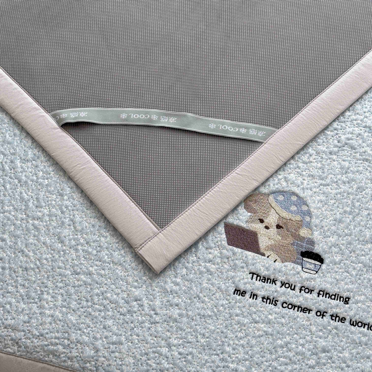 91家纺网 家纺一手货源 找家纺 几禾 2026春夏新款双泡刺绣款凉席席子空调软席 加班狗 床席款