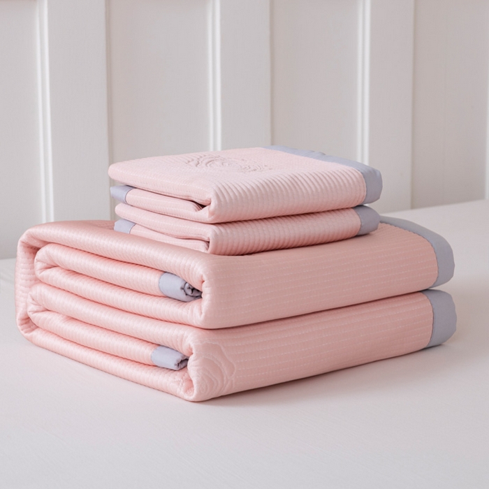 91家纺网 家纺一手货源 找家纺 野合家纺 2025新款牛奶绒夹棉床盖床裙款三件套-树叶 树叶-兰