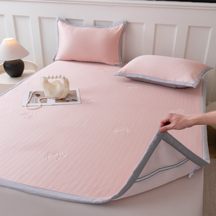 91家纺网 家纺一手货源 找家纺 （总）野合家纺 2026新款豆豆凉席PE提花豆豆席席子凉席奶牛系列床单款