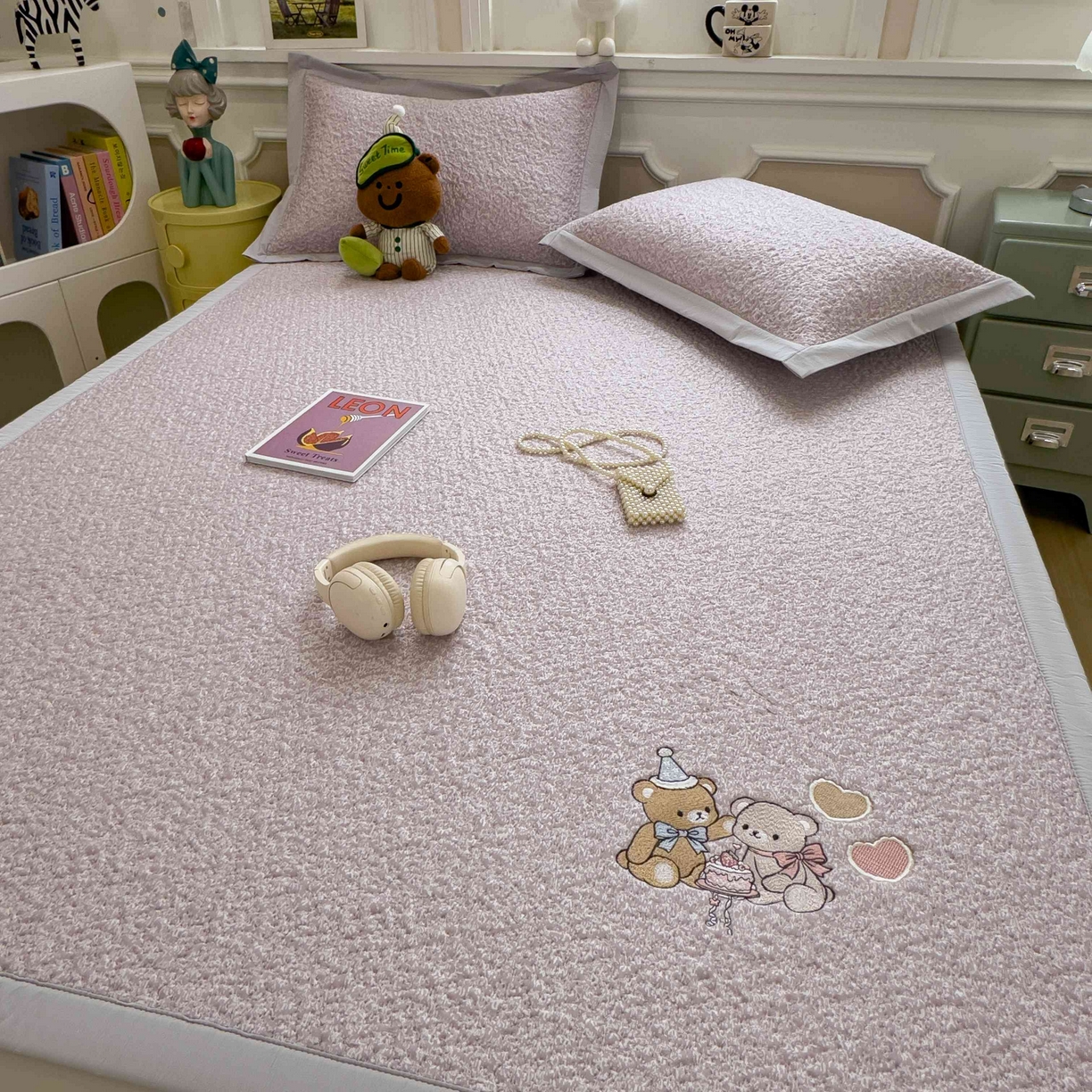 91家纺网 家纺一手货源 找家纺 几禾 2026春夏新款双泡刺绣款凉席席子空调软席 甜梦小熊 床席款