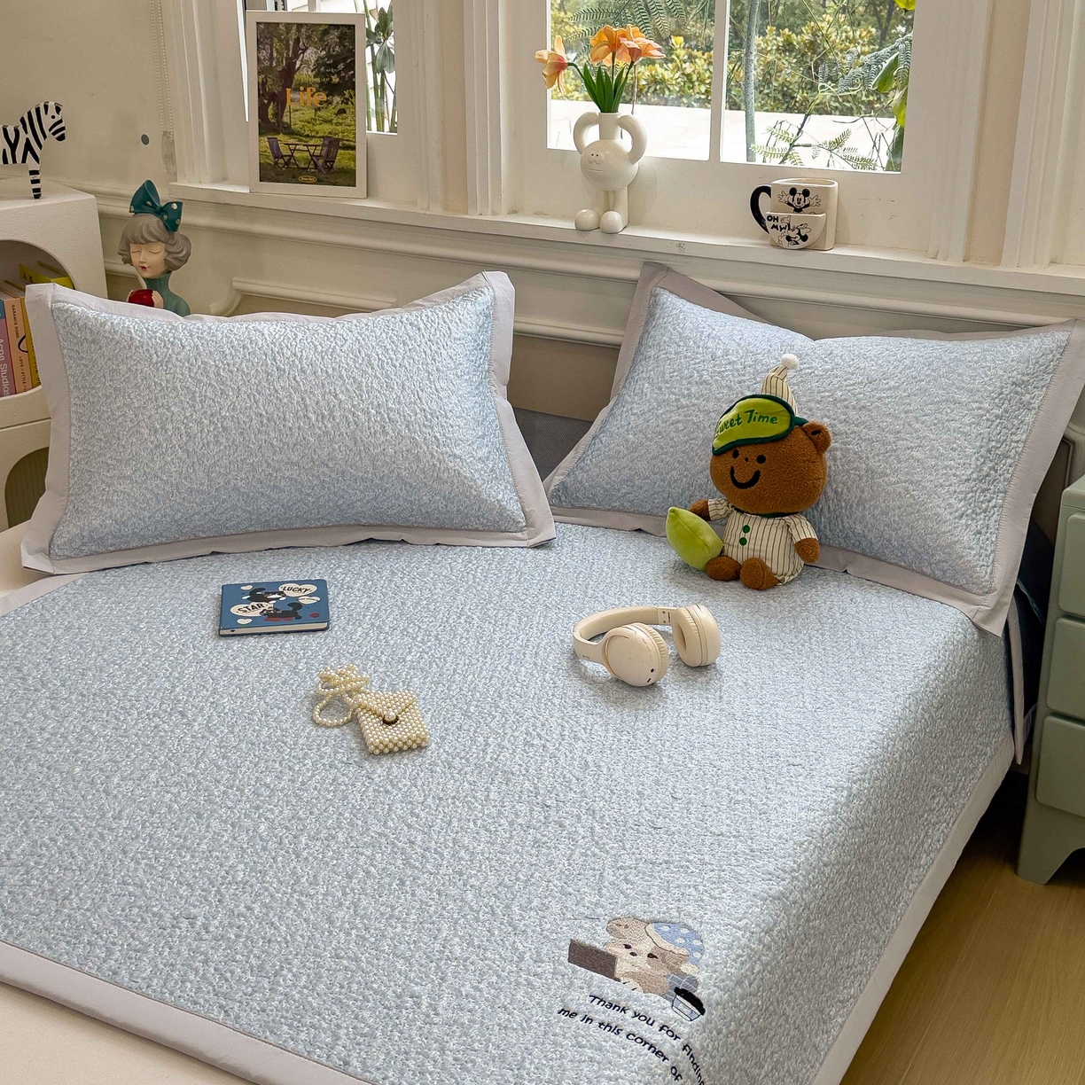 91家纺网 家纺一手货源 找家纺 几禾 2026春夏新款双泡刺绣款凉席席子空调软席 加班狗 床席款