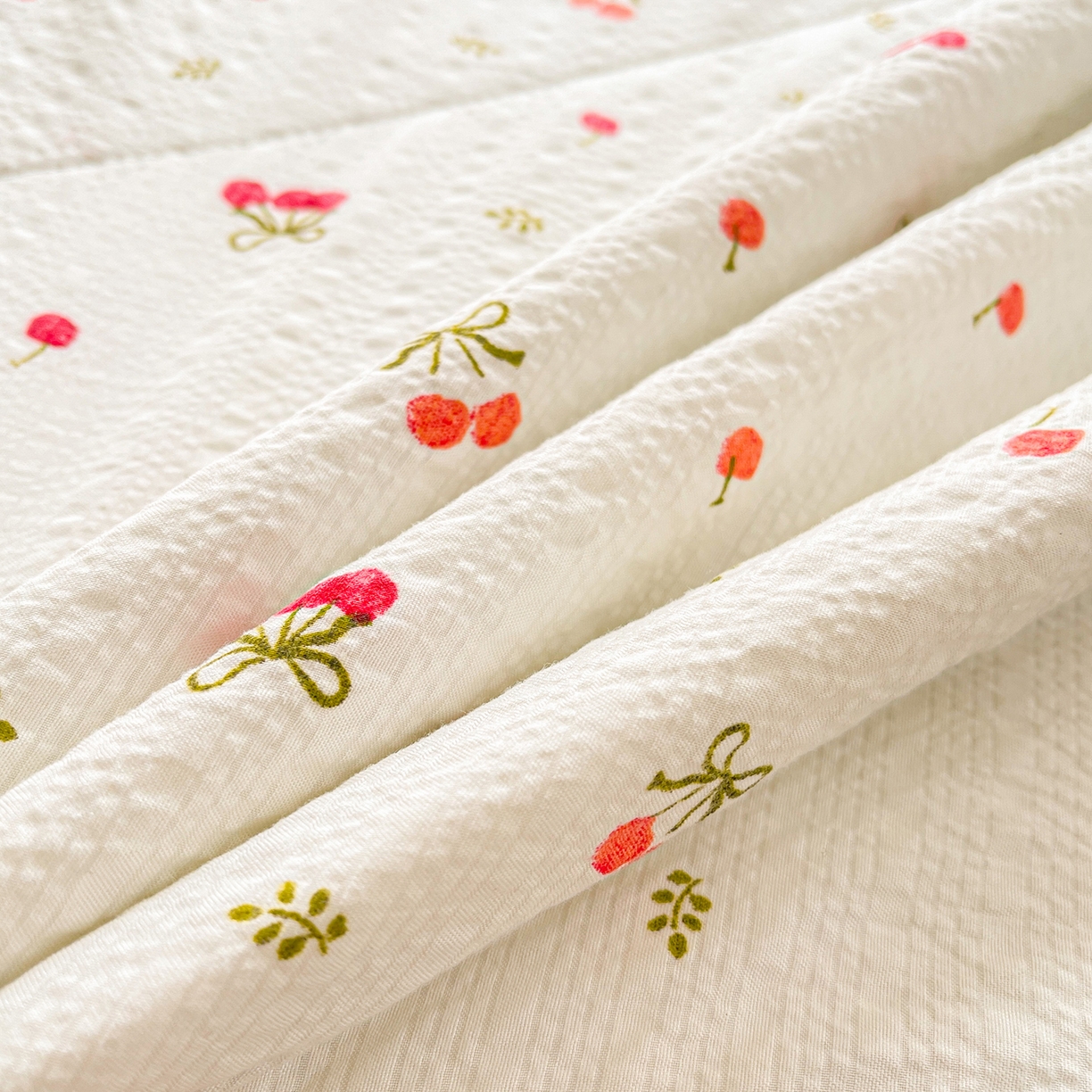 91家纺网 家纺一手货源 找家纺 犇牛仓储供应链 2026新款泡芙棉新疆棉花夏被被子被芯 樱桃红了