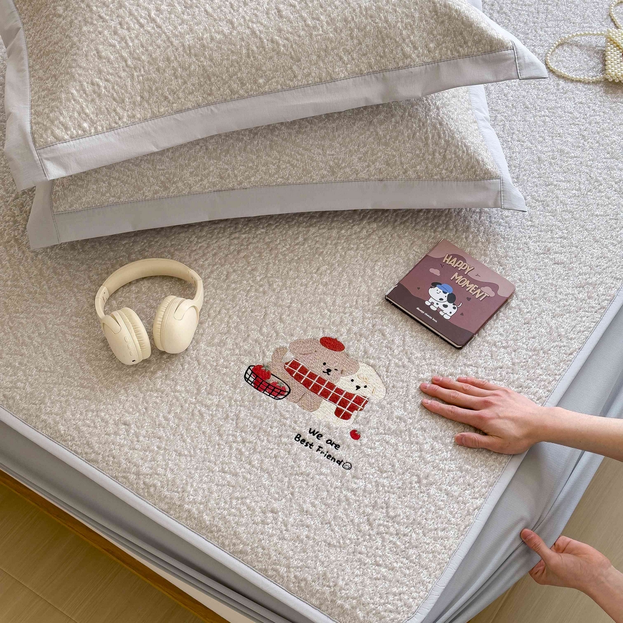 91家纺网 家纺一手货源 找家纺 几禾 2026春夏新款双泡刺绣款凉席席子空调软席 围巾小狗 床笠款