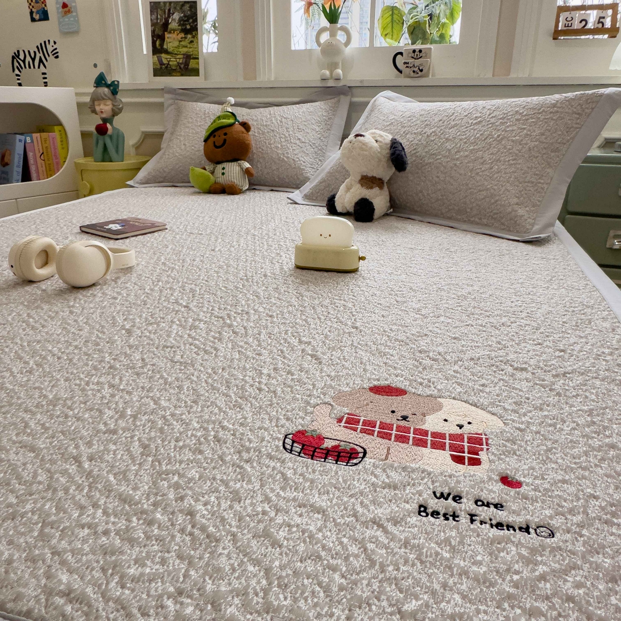 91家纺网 家纺一手货源 找家纺 几禾 2026春夏新款双泡刺绣款凉席席子空调软席 围巾小狗 床席款