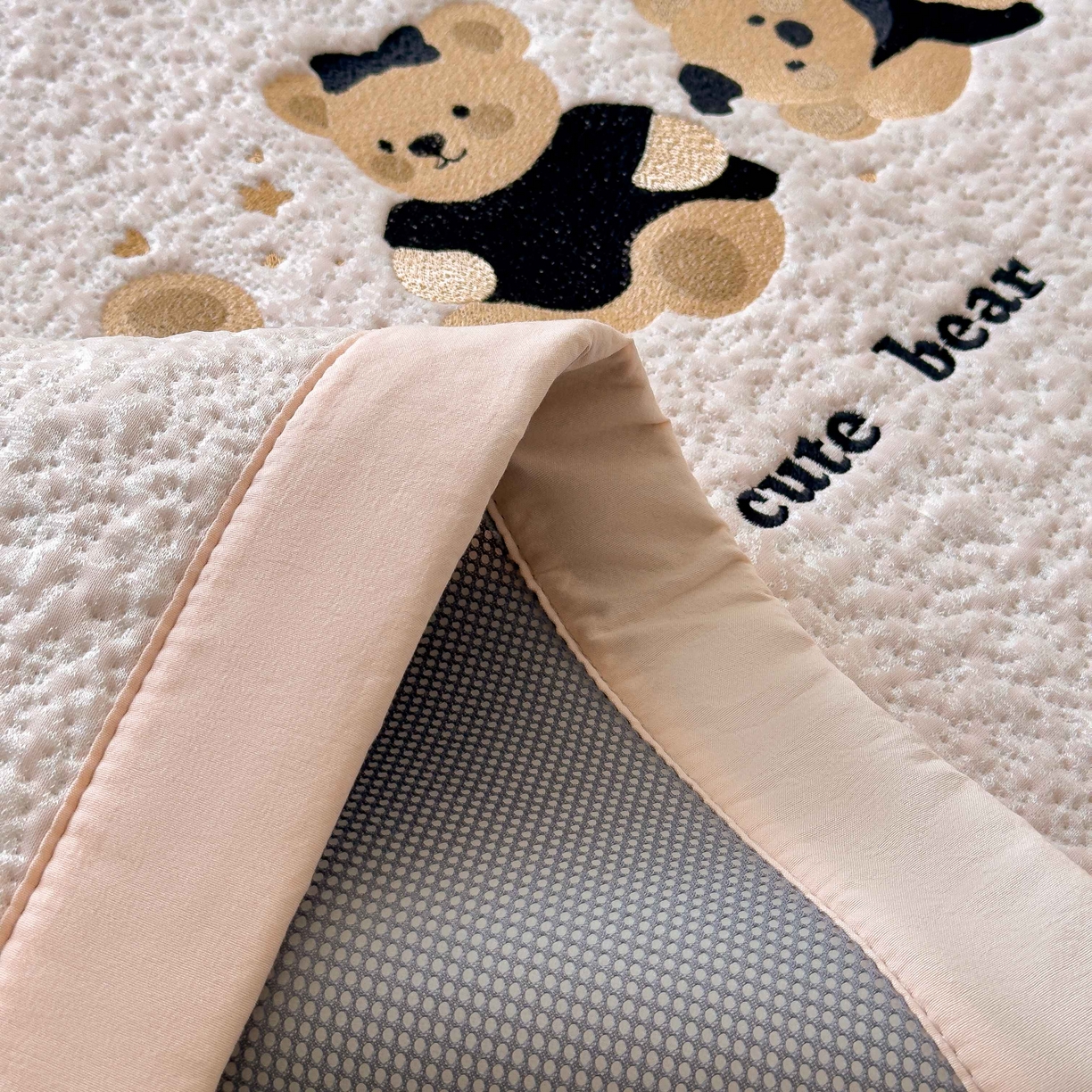 91家纺网 家纺一手货源 找家纺 几禾 2026春夏新款双泡刺绣款凉席席子空调软席 小熊派对 床席款