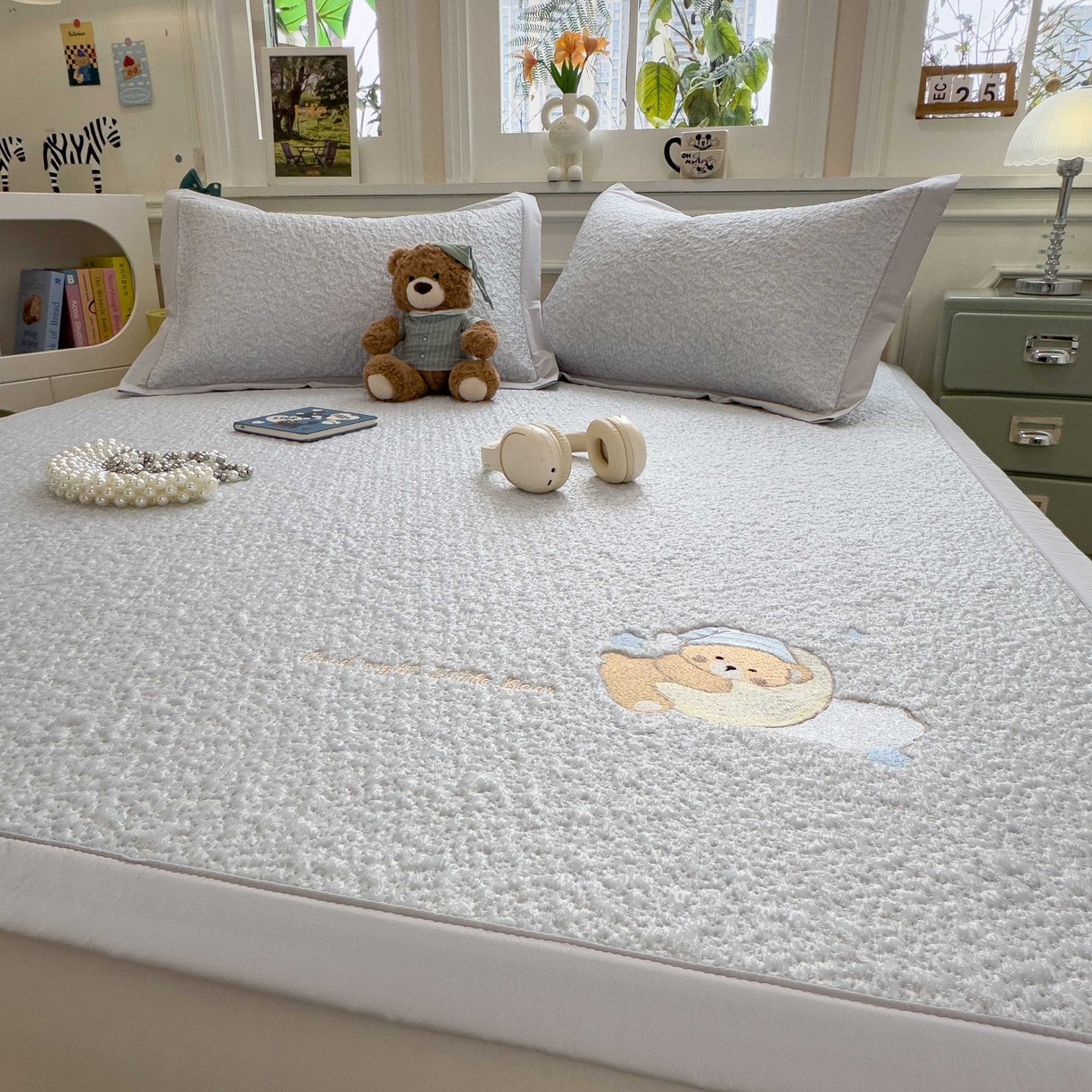 91家纺网 家纺一手货源 找家纺 几禾 2026春夏新款双泡刺绣款凉席席子空调软席 睡梦狗狗 床席款