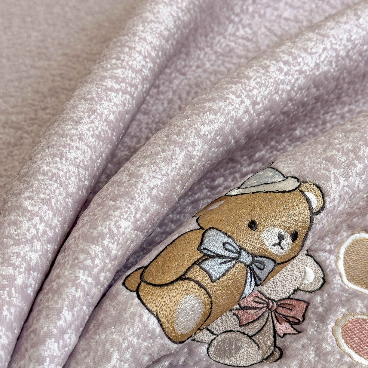 91家纺网 家纺一手货源 找家纺 几禾 2026春夏新款双泡刺绣款凉席席子空调软席 甜梦小熊 床席款