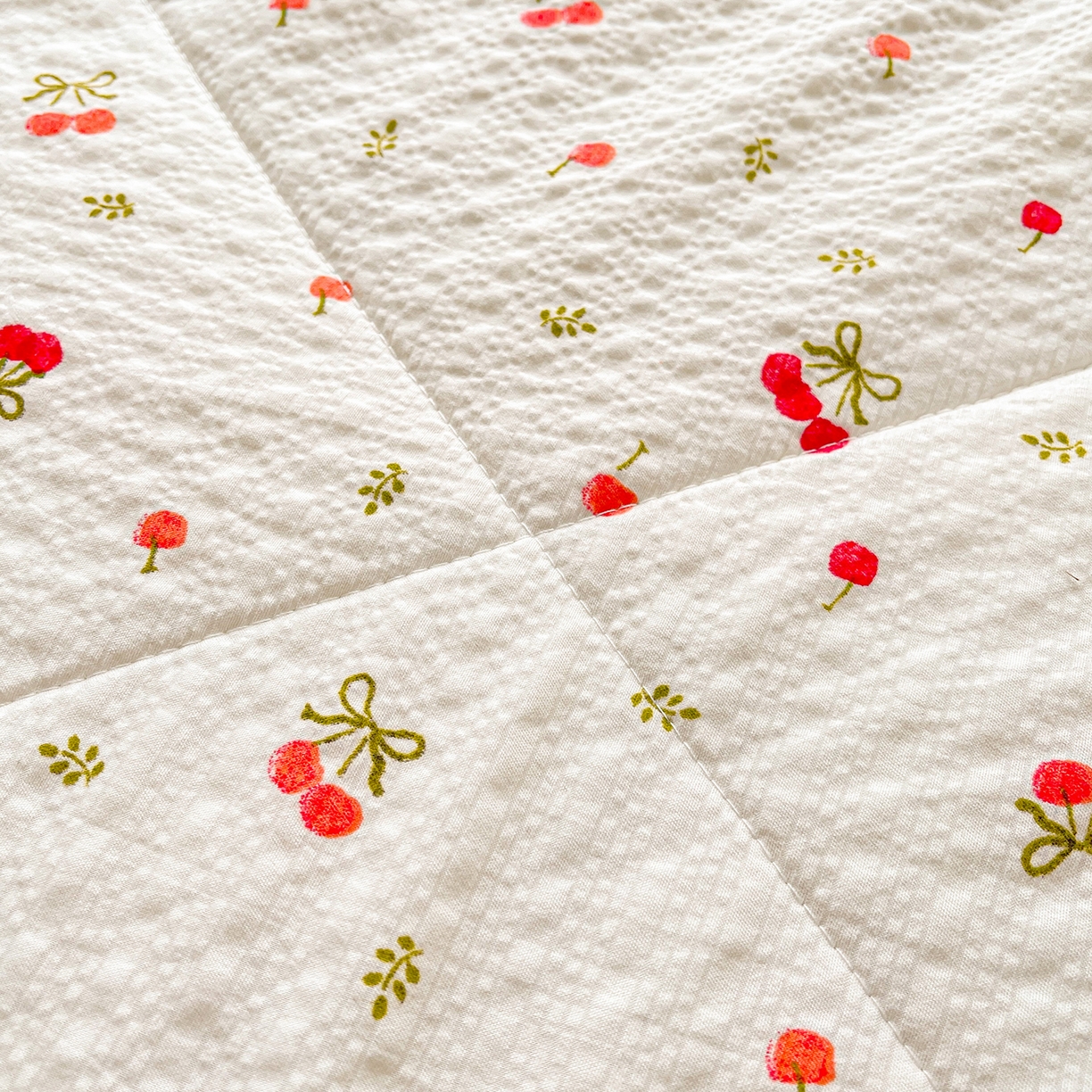 91家纺网 家纺一手货源 找家纺 犇牛仓储供应链 2026新款泡芙棉新疆棉花夏被被子被芯 樱桃红了