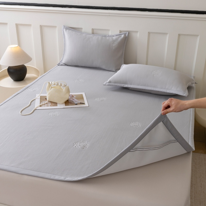 91家纺网 家纺一手货源 找家纺 野合家纺 2026新款豆豆凉席PE提花豆豆席席子凉席奶牛系列床单款 玫瑰-灰