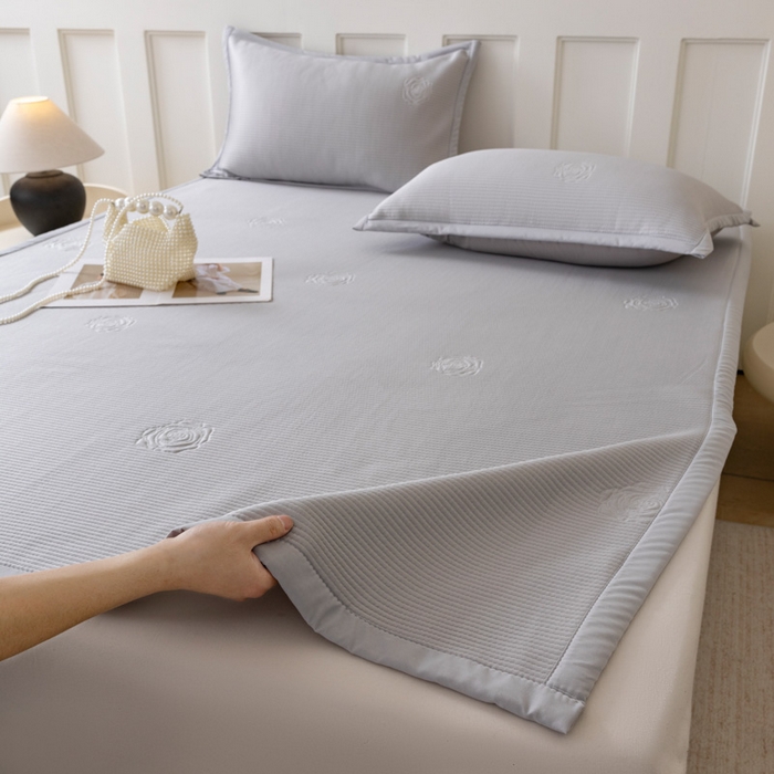 91家纺网 家纺一手货源 找家纺 野合家纺 2026新款豆豆凉席PE提花豆豆席席子凉席奶牛系列床单款 玫瑰-灰