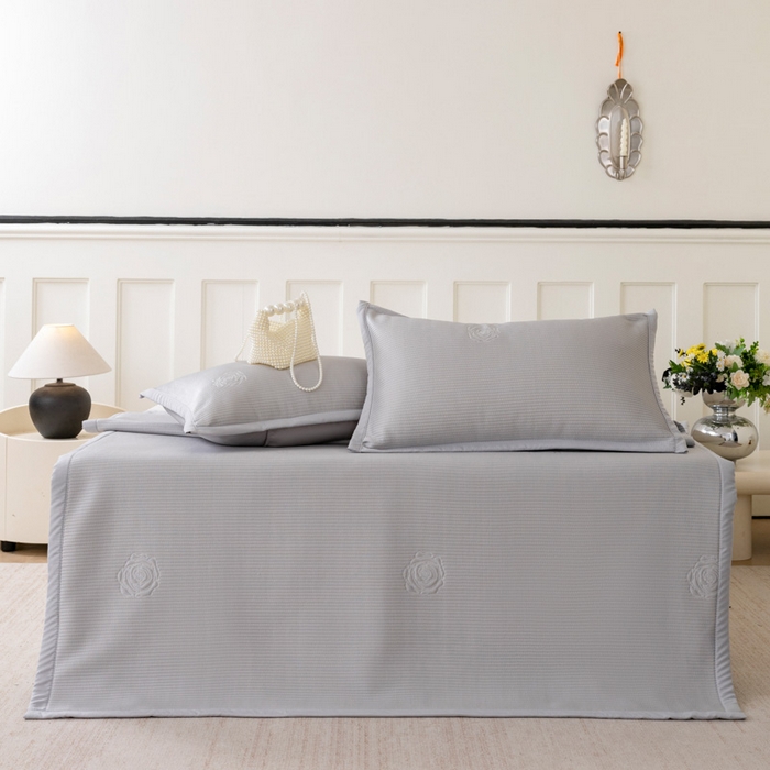 91家纺网 家纺一手货源 找家纺 野合家纺 2026新款豆豆凉席PE提花豆豆席席子凉席奶牛系列床单款 玫瑰-灰