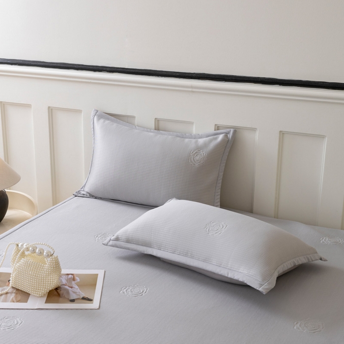 91家纺网 家纺一手货源 找家纺 野合家纺 2026新款豆豆凉席PE提花豆豆席席子凉席奶牛系列床单款 玫瑰-灰