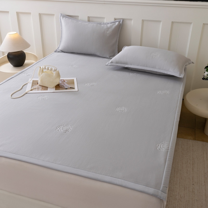 91家纺网 家纺一手货源 找家纺 野合家纺 2026新款豆豆凉席PE提花豆豆席席子凉席奶牛系列床单款 玫瑰-灰