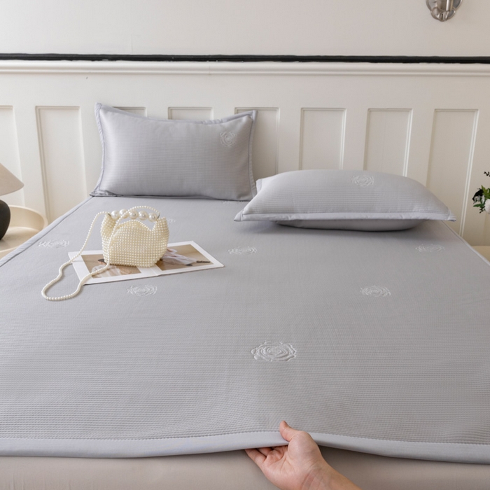 91家纺网 家纺一手货源 找家纺 野合家纺 2026新款豆豆凉席PE提花豆豆席席子凉席奶牛系列床单款 玫瑰-灰