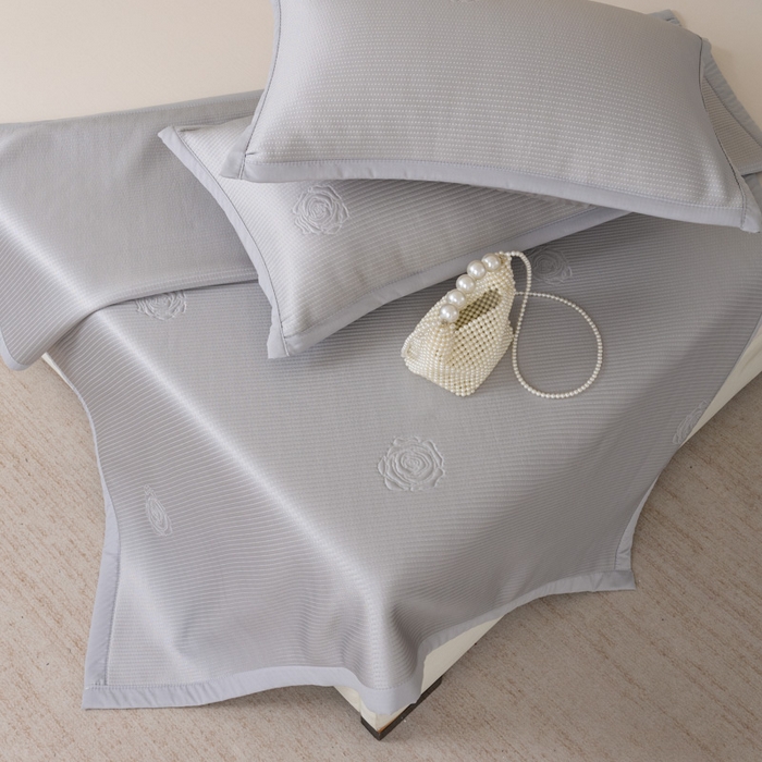 91家纺网 家纺一手货源 找家纺 野合家纺 2026新款豆豆凉席PE提花豆豆席席子凉席奶牛系列床单款 玫瑰-灰