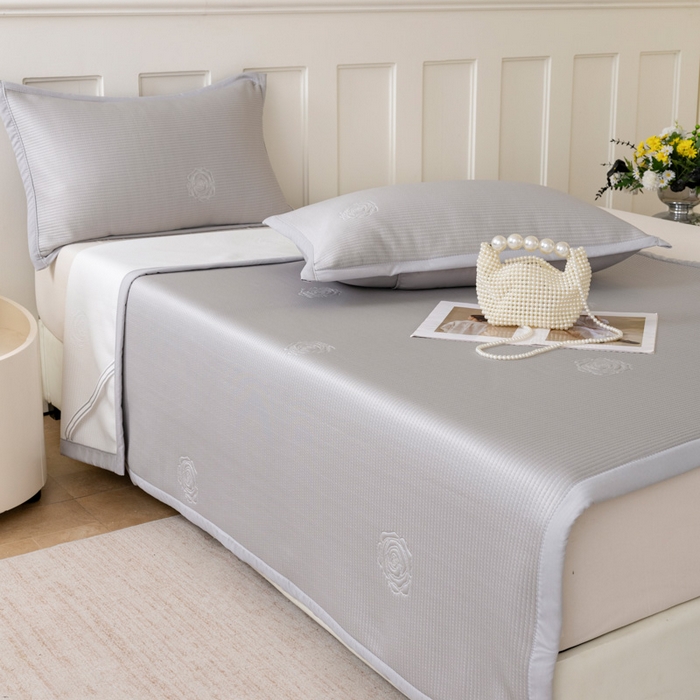 91家纺网 家纺一手货源 找家纺 野合家纺 2026新款豆豆凉席PE提花豆豆席席子凉席奶牛系列床单款 玫瑰-灰