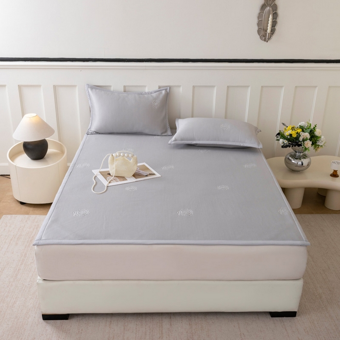 91家纺网 家纺一手货源 找家纺 野合家纺 2026新款豆豆凉席PE提花豆豆席席子凉席奶牛系列床单款 玫瑰-灰