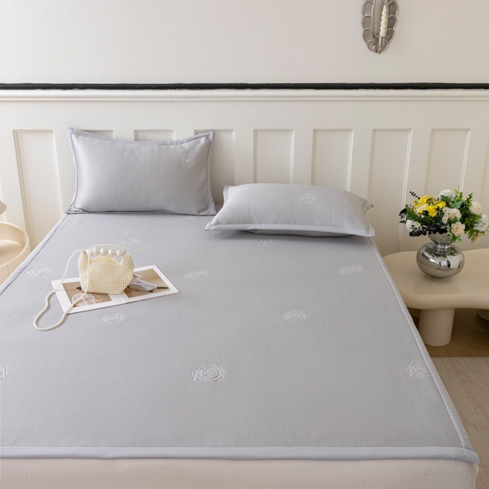 91家纺网 家纺一手货源 找家纺 野合家纺 2026新款豆豆凉席PE提花豆豆席席子凉席奶牛系列床单款 玫瑰-灰