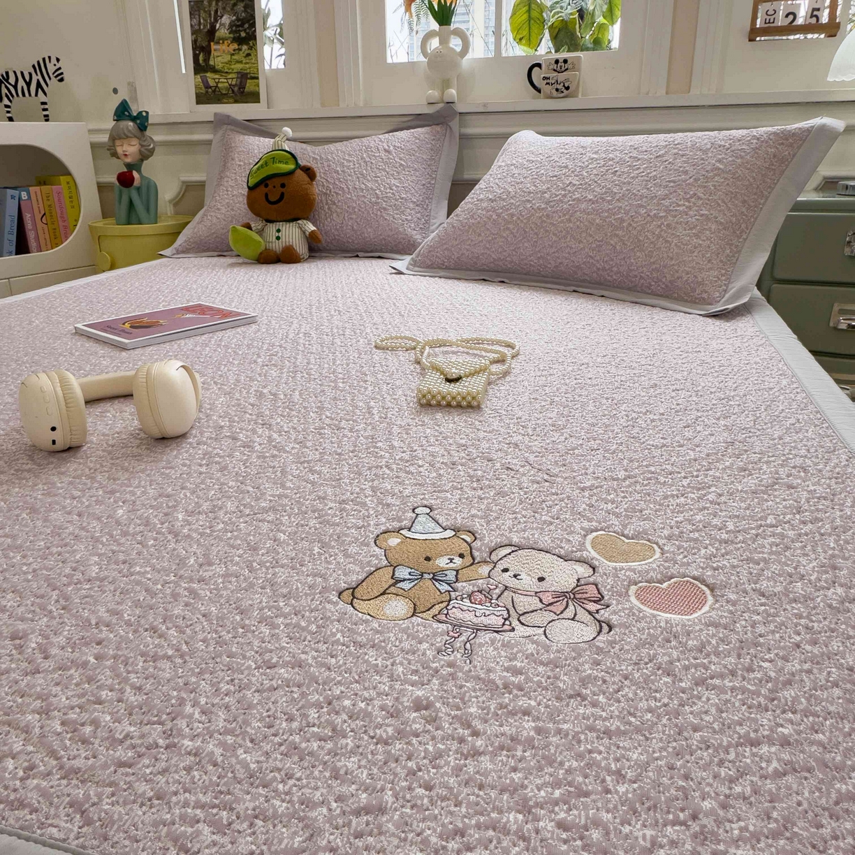 91家纺网 家纺一手货源 找家纺 几禾 2026春夏新款双泡刺绣款凉席席子空调软席 甜梦小熊 床席款