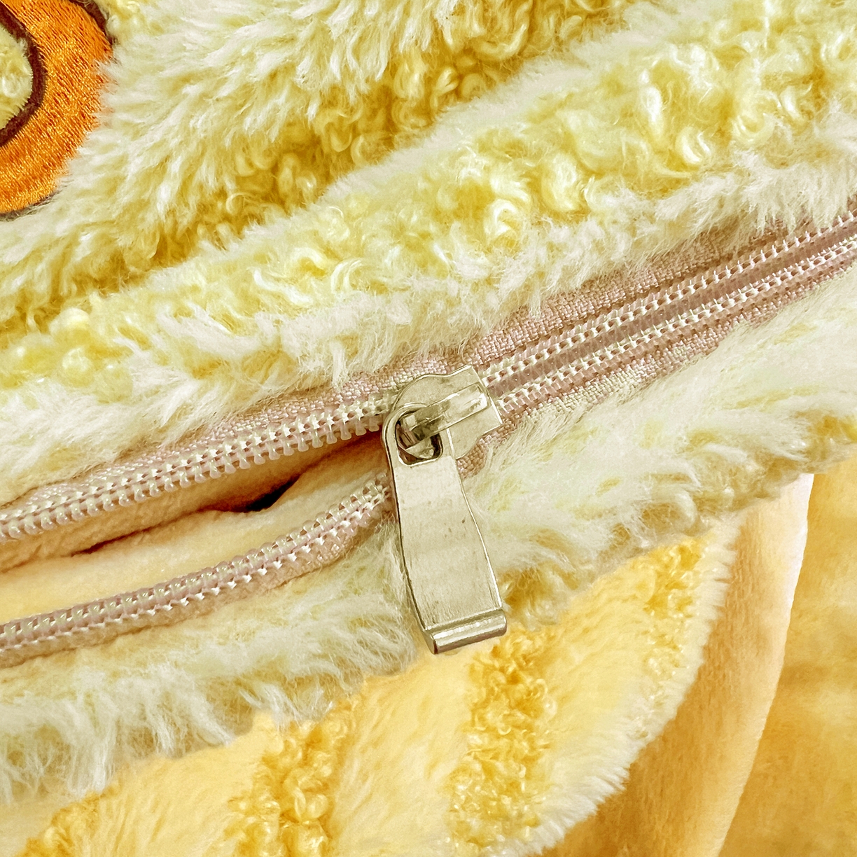 91家纺网 家纺一手货源 找家纺 古本家居 2026春夏新款多巴胺网红风星星抱枕毯 星星抱枕毯黄小宝