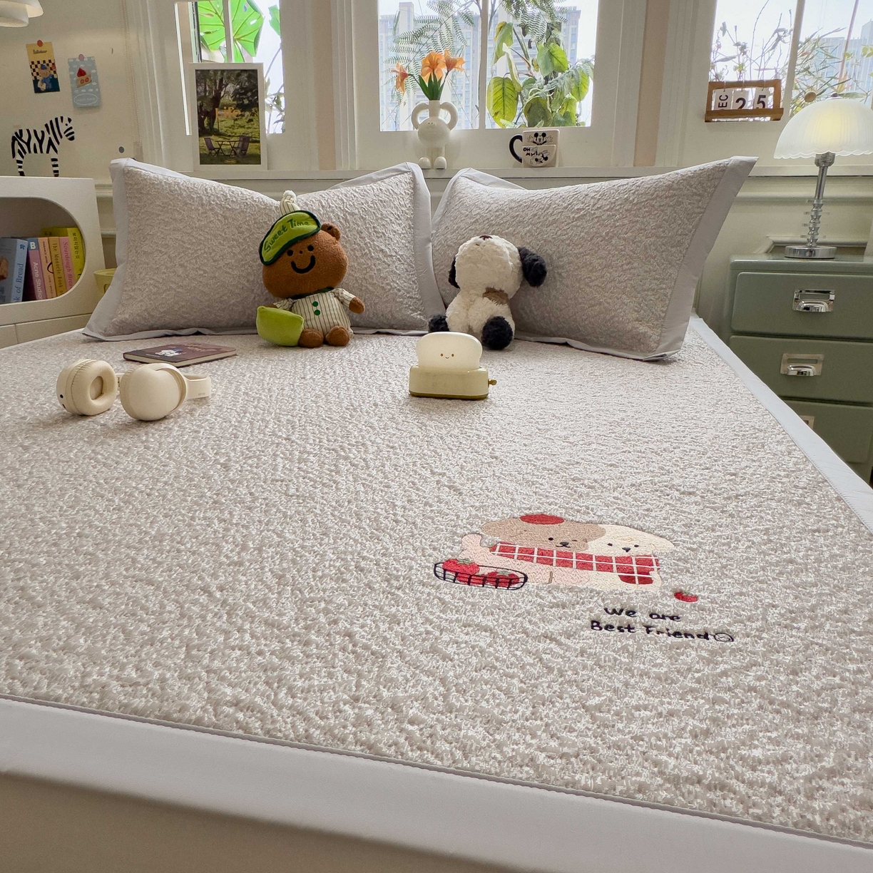 91家纺网 家纺一手货源 找家纺 几禾 2026春夏新款双泡刺绣款凉席席子空调软席 围巾小狗 床席款