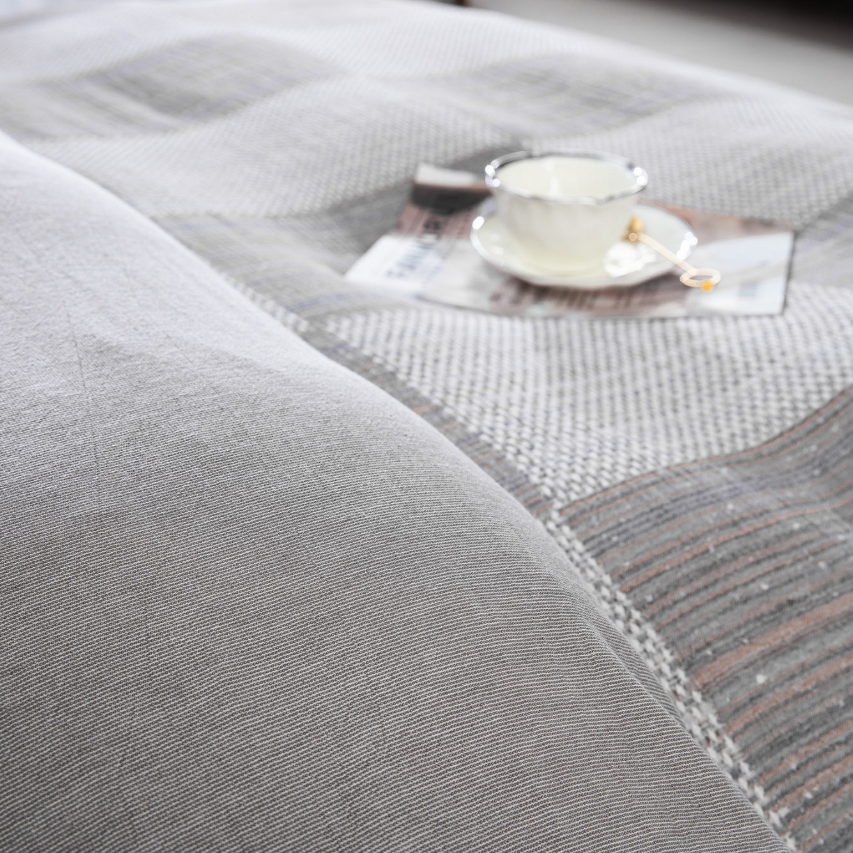 91家纺网 家纺一手货源 找家纺 仰望棉麻双层纱供应链 2026新款棉麻流苏款四件套 格序-灰色