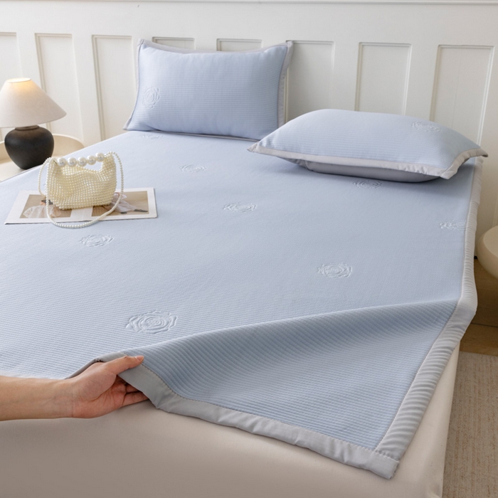 91家纺网 家纺一手货源 找家纺 野合家纺 2026新款豆豆凉席PE提花豆豆席席子凉席奶牛系列床单款 玫瑰-蓝