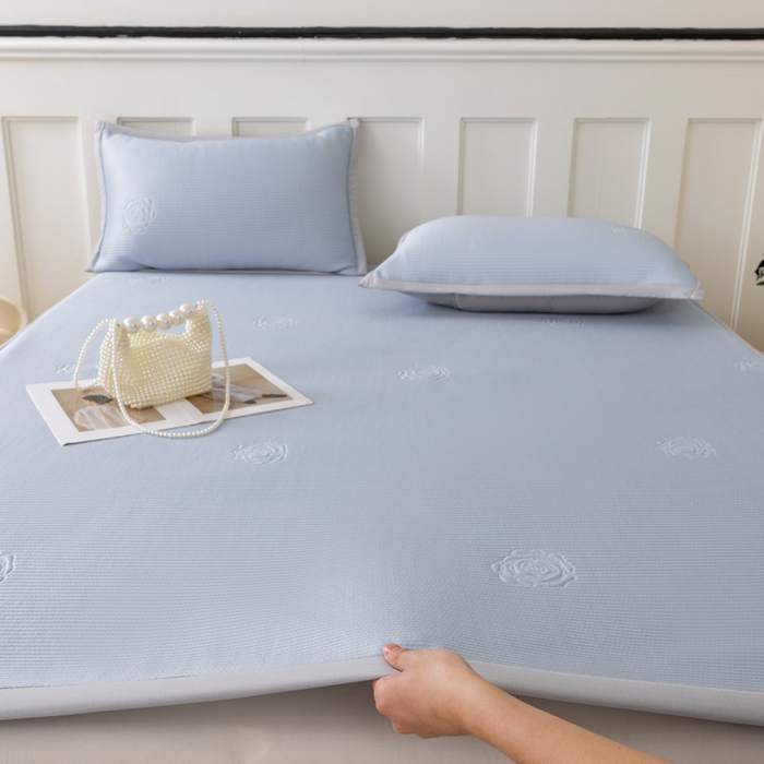 91家纺网 家纺一手货源 找家纺 野合家纺 2026新款豆豆凉席PE提花豆豆席席子凉席奶牛系列床单款 玫瑰-蓝