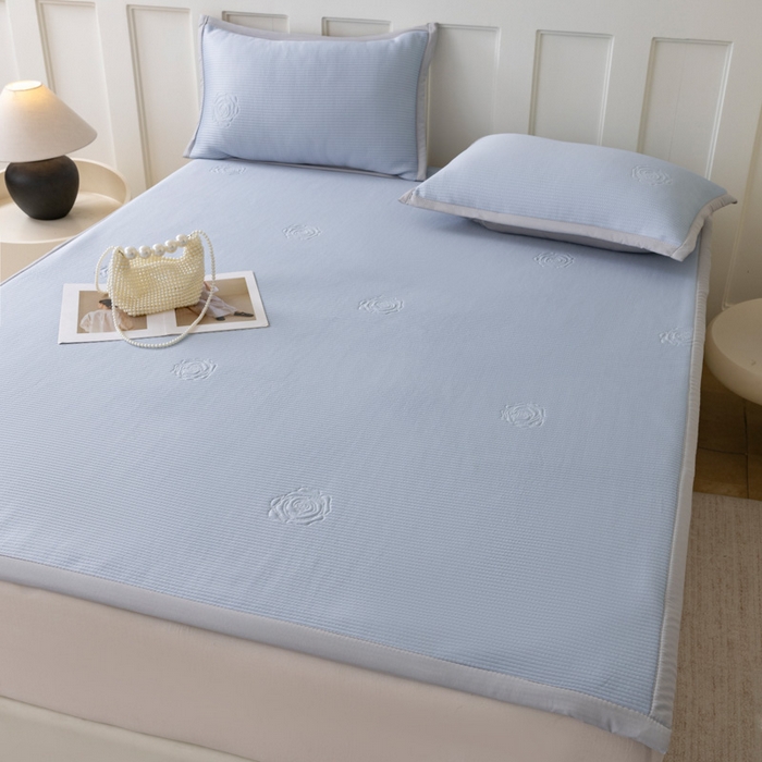 91家纺网 家纺一手货源 找家纺 野合家纺 2026新款豆豆凉席PE提花豆豆席席子凉席奶牛系列床单款 玫瑰-蓝