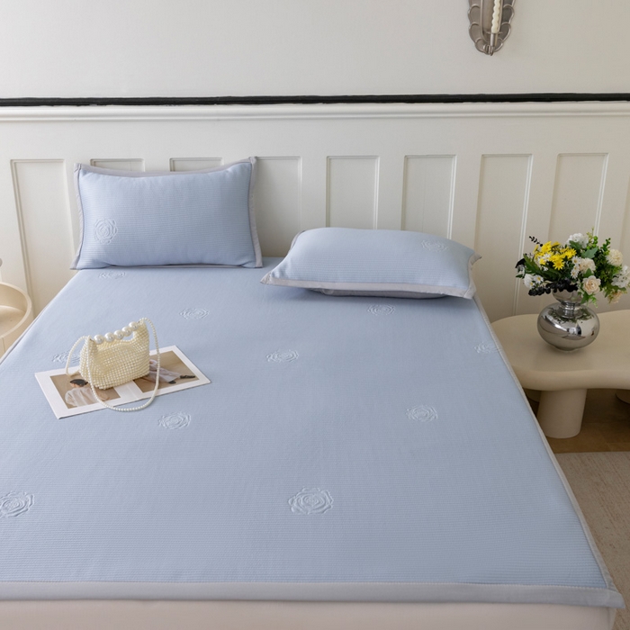 91家纺网 家纺一手货源 找家纺 野合家纺 2026新款豆豆凉席PE提花豆豆席席子凉席奶牛系列床单款 玫瑰-蓝